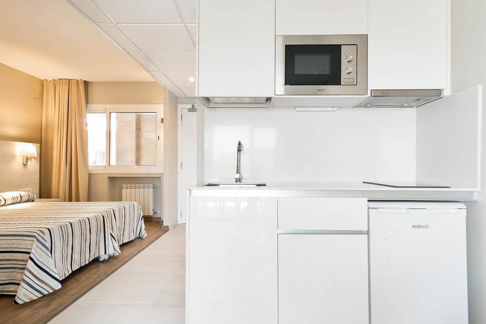 Fridge, microwave