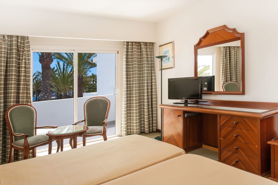 Minibar, in-room safe, blackout drapes, WiFi (free)