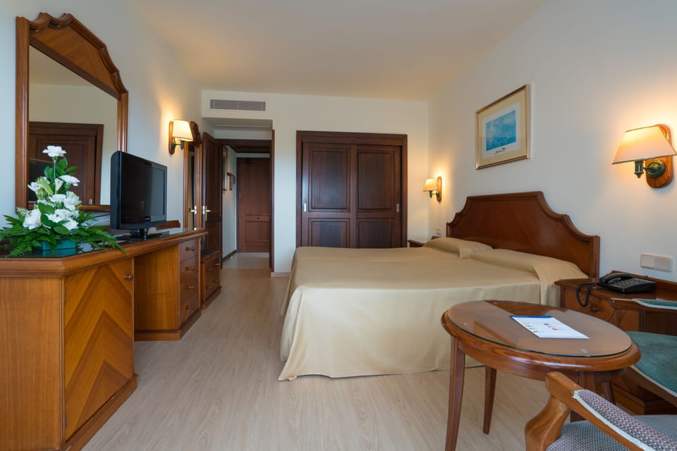 Minibar, in-room safe, blackout drapes, WiFi (free)