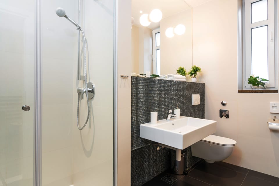 City Single Room, 1 Twin Bed | Bathroom shower