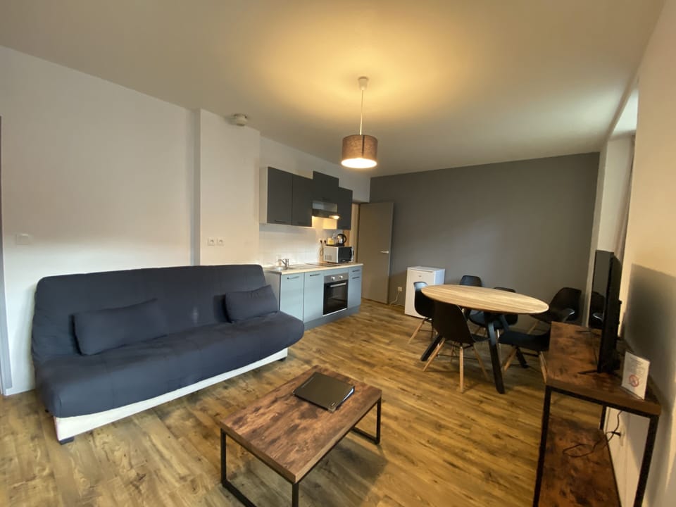 Apartment | Living room | 80-cm flat-screen TV with satellite channels, TV