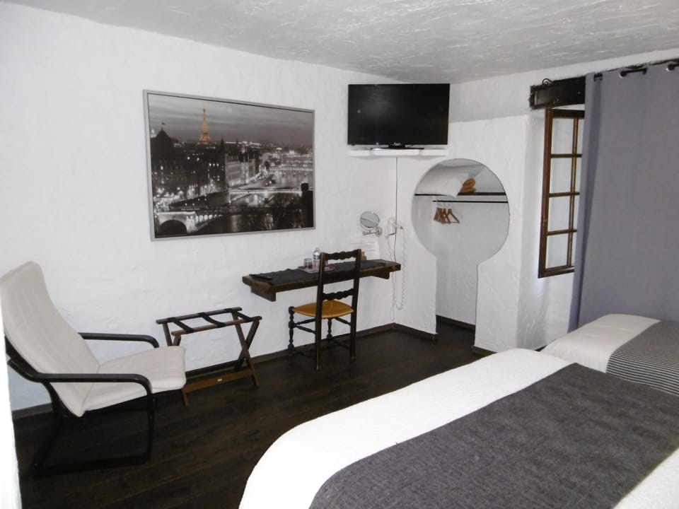 Premium bedding, desk, iron/ironing board, free cribs/infant beds