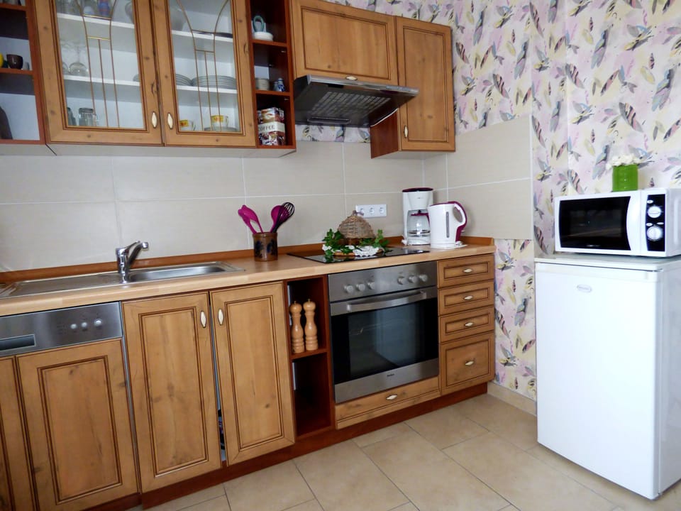 Luxury Condo, 2 Bedrooms | Private kitchen | Fridge, microwave, oven, stovetop
