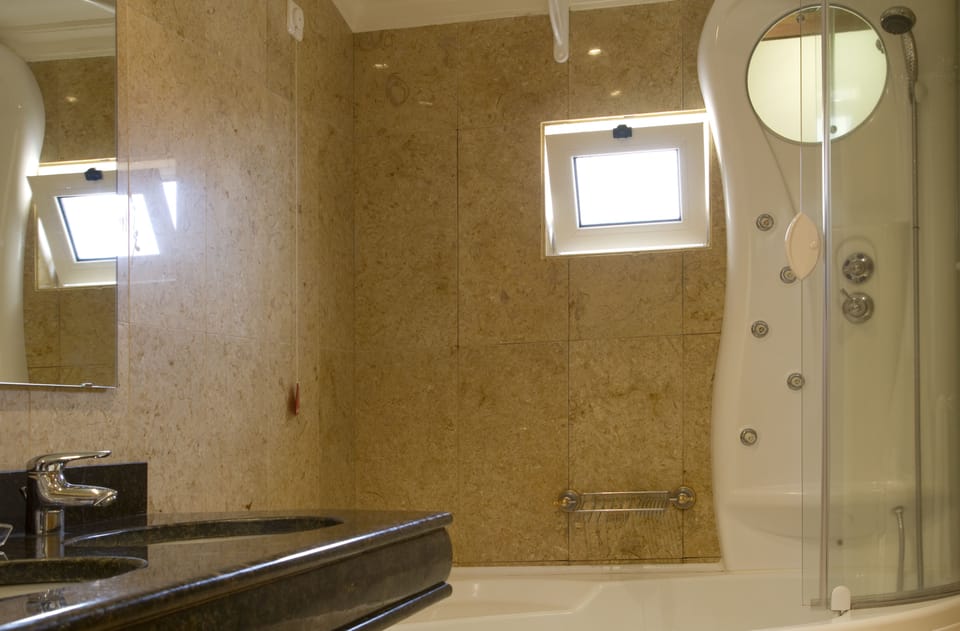 Junior Suite | Bathroom | Combined shower/tub, spring water tub, free toiletries, hair dryer