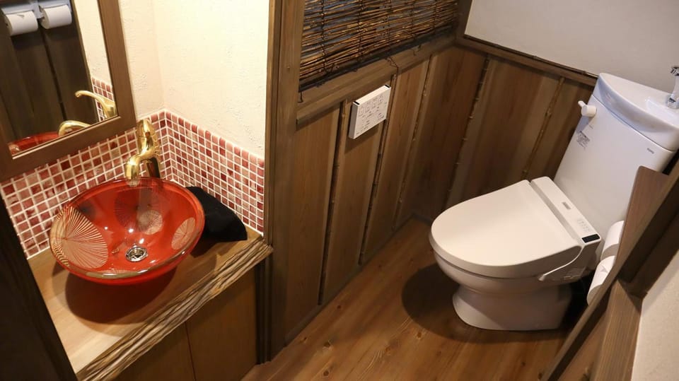 Separate tub and shower, towels