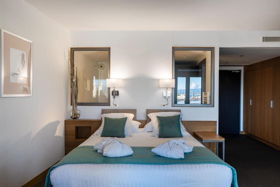 Junior Suite, 1 Queen Bed, Non Smoking, Sea View | Premium bedding, minibar, in-room safe, desk