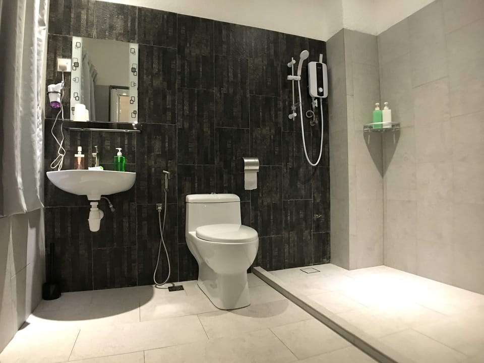 Deluxe House, 1 Bedroom | Bathroom | Shower, free toiletries, hair dryer, towels