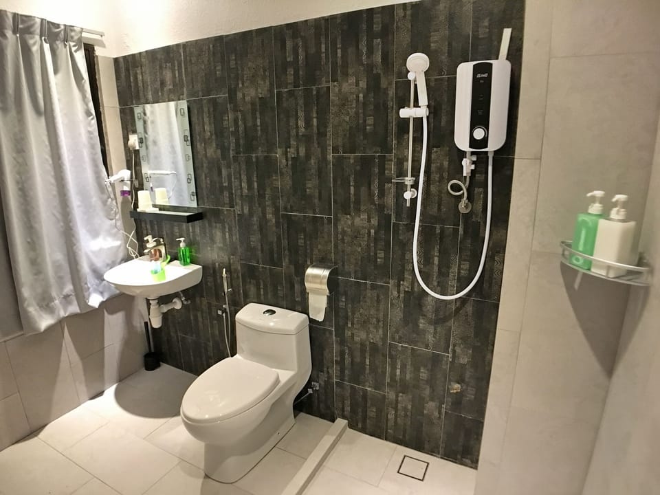 Deluxe House, 1 Bedroom | Bathroom | Shower, free toiletries, hair dryer, towels