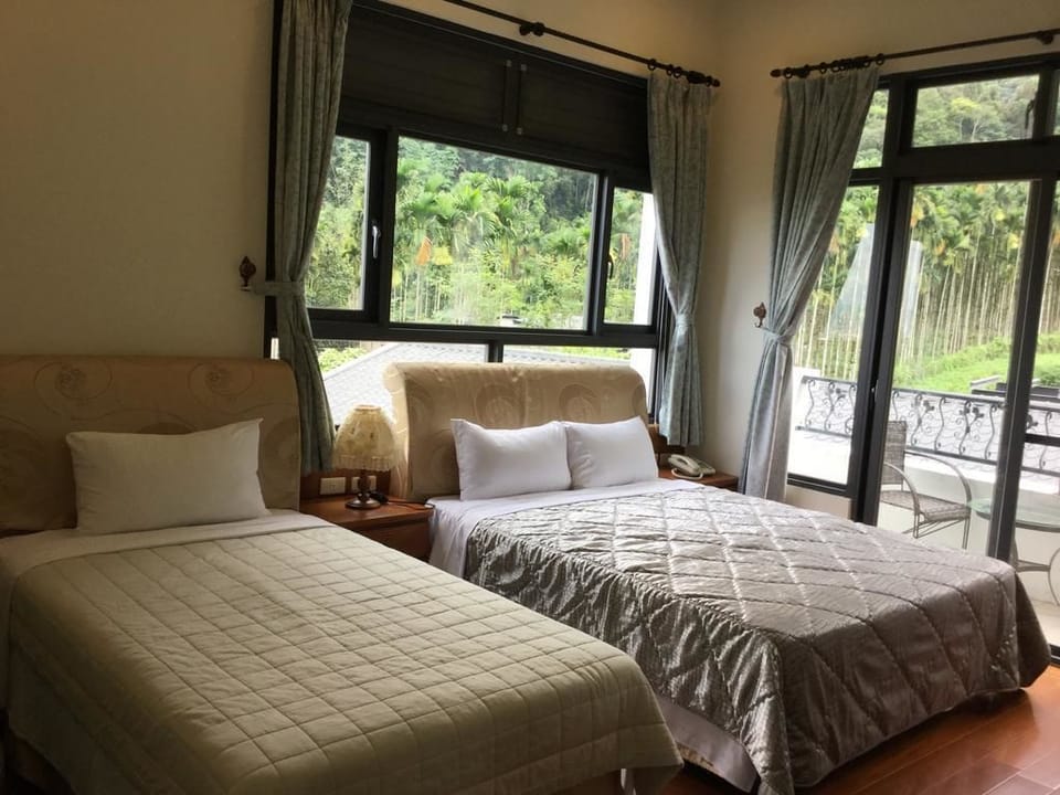 Standard Triple Room | Desk, blackout drapes, free WiFi