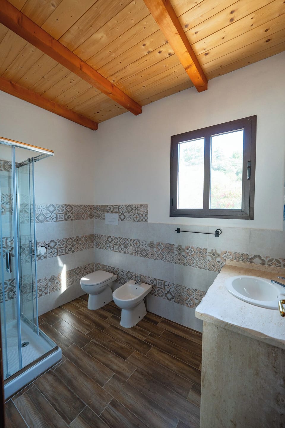 Family Double or Twin Room | Bathroom | Shower, free toiletries, hair dryer, bidet