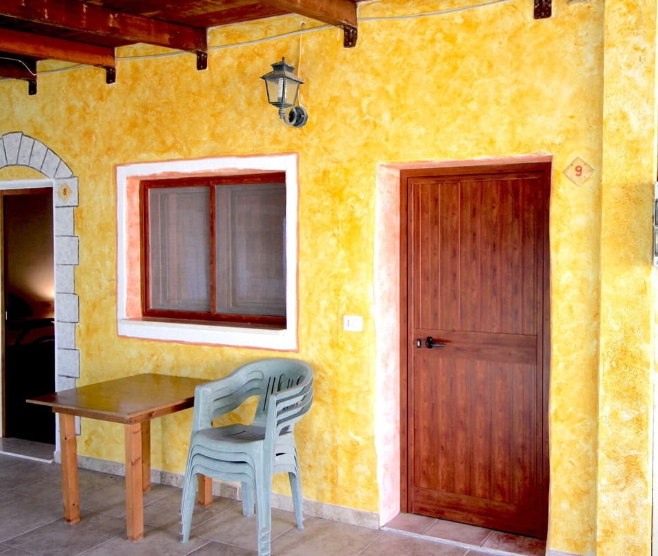 Minibar, free WiFi, bed sheets