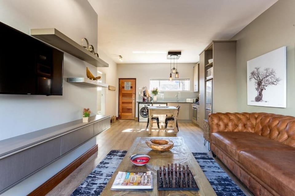 Comfort Apartment, 1 King Bed, Non Smoking | Living area | 32-inch flat-screen TV with cable channels, plasma TV, Netflix