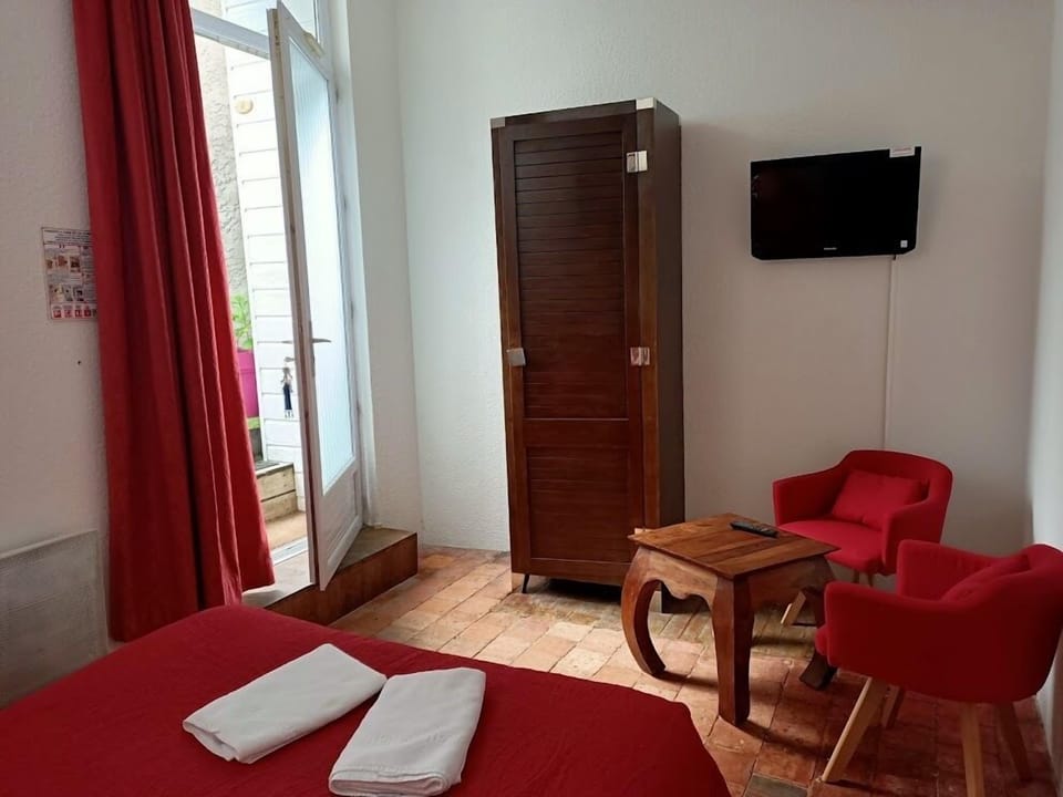 Double Room | Individually decorated, individually furnished, desk, blackout drapes
