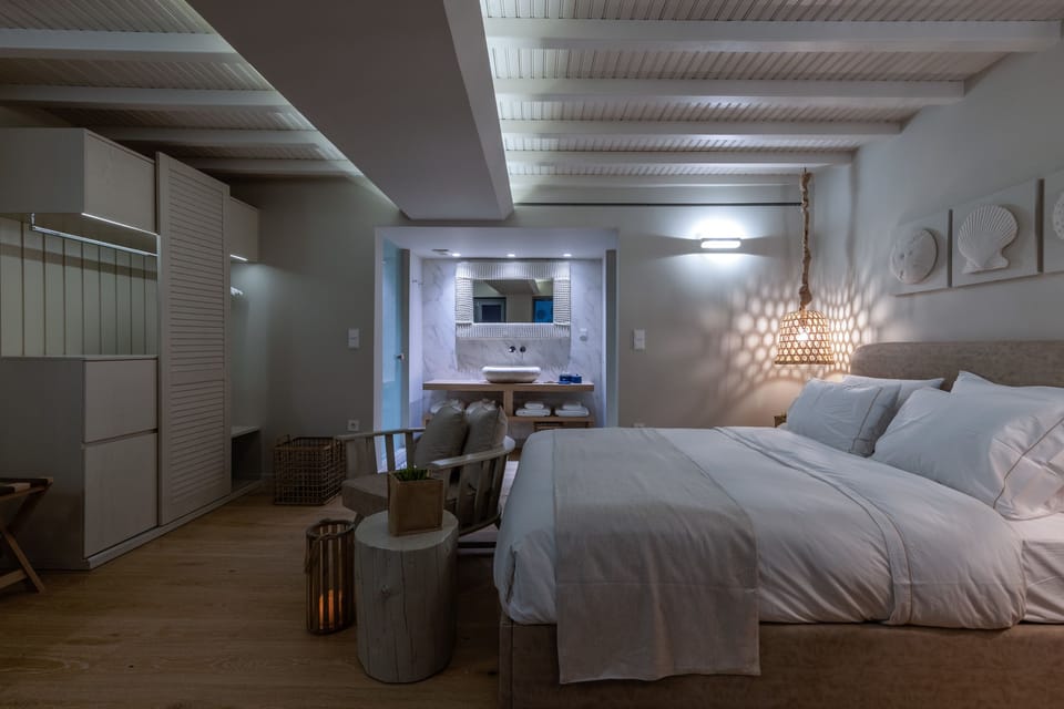 Superior Suite, 1 Queen Bed, Garden View | Minibar, in-room safe, desk, soundproofing