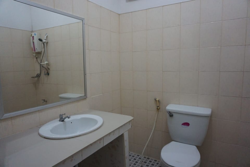 Standard Double Room | Bathroom | Free toiletries, towels