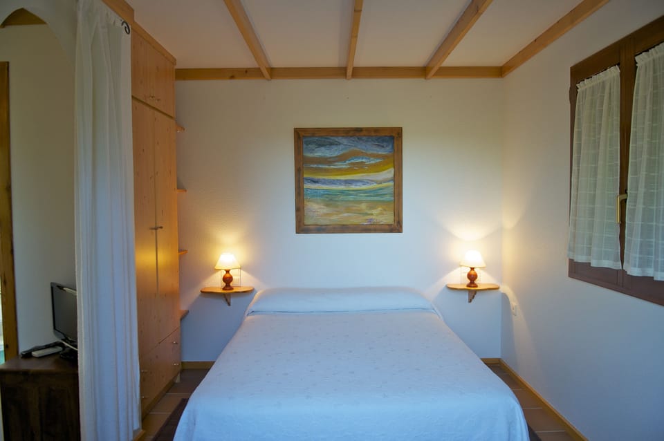 Double Room | Minibar, desk, free cribs/infant beds, rollaway beds