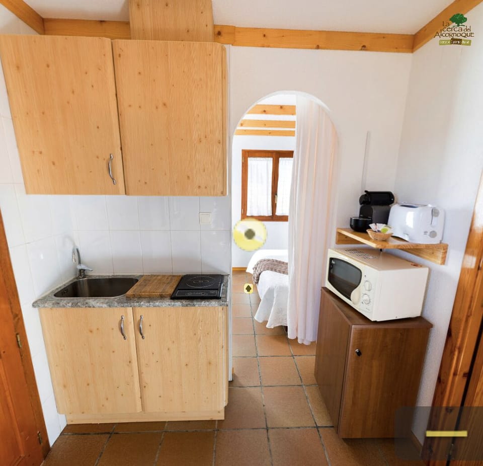 Double Room | Private kitchen | Microwave, cookware/dishes/utensils