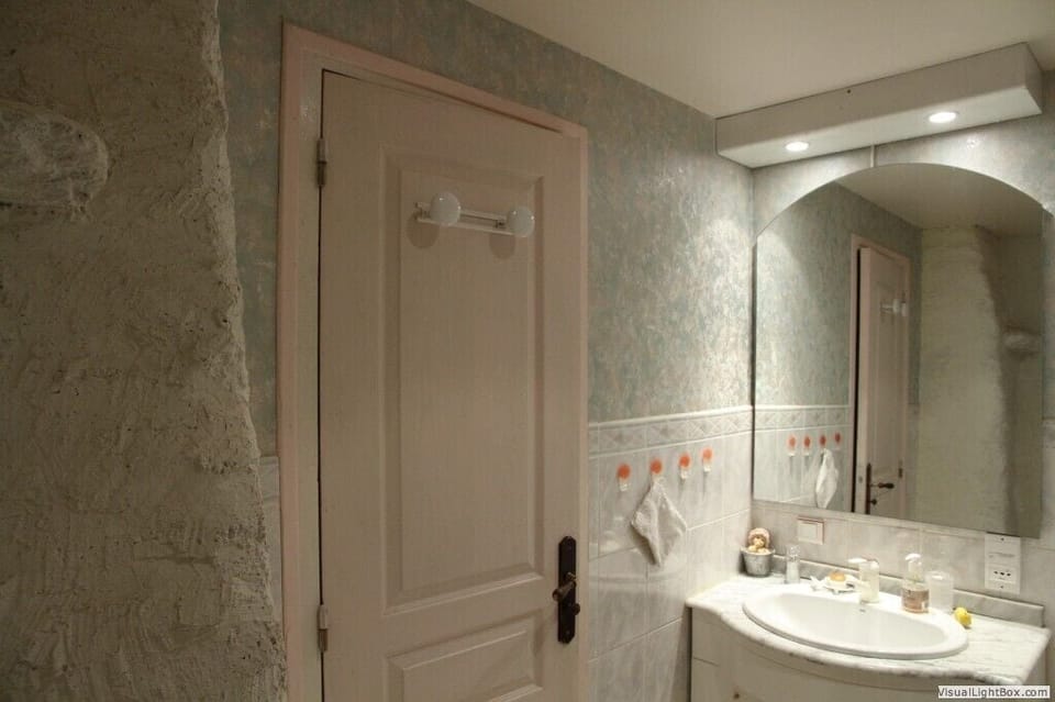 Duplex (Chambre Rose) | Bathroom | Hair dryer, bathrobes, towels, soap