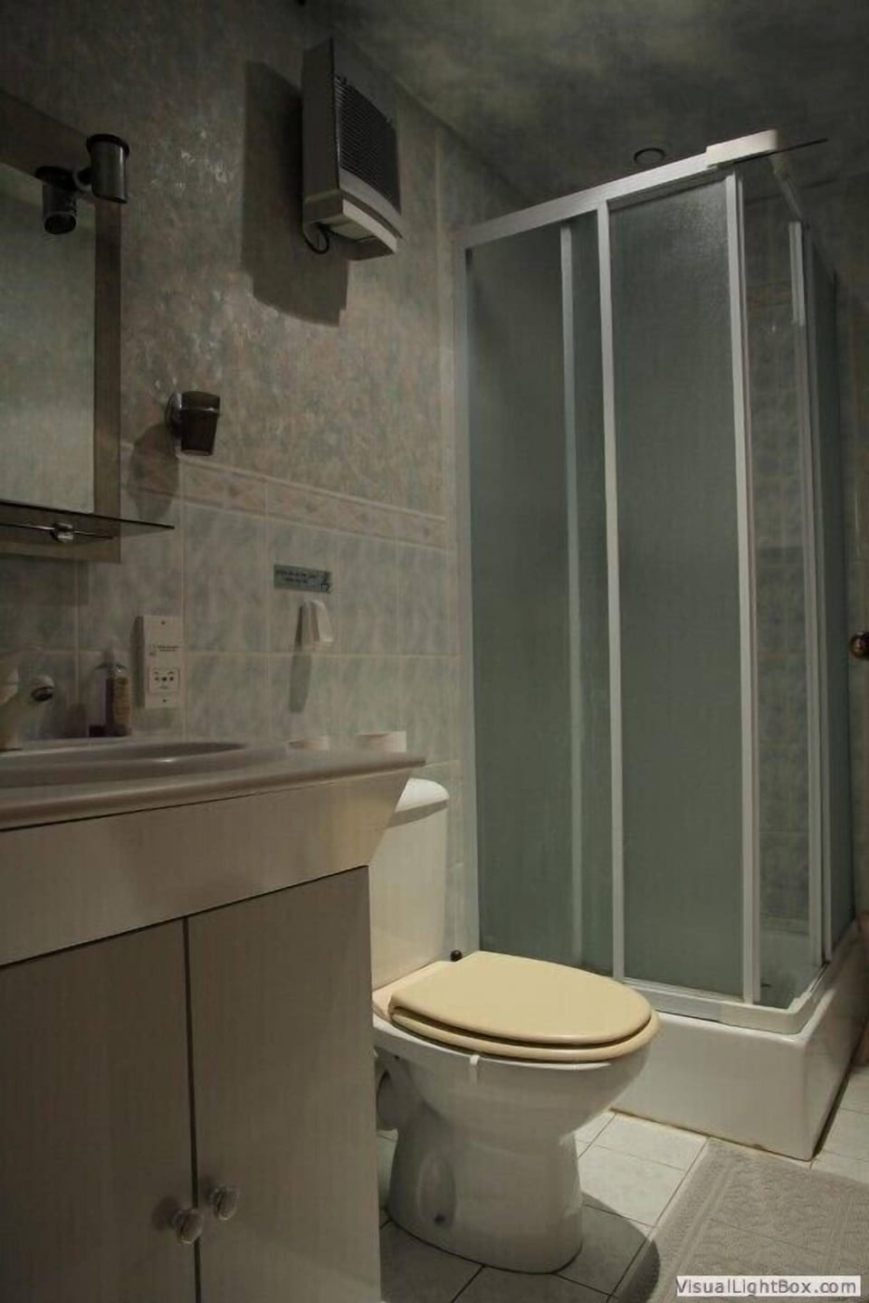 Duplex (Chambre Jaune) | Bathroom | Hair dryer, bathrobes, towels, soap