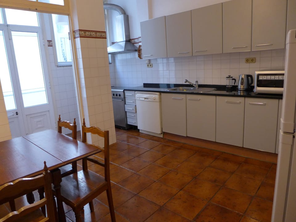 House, 4 Bedrooms | Private kitchen | Fridge, microwave, coffee/tea maker, highchair