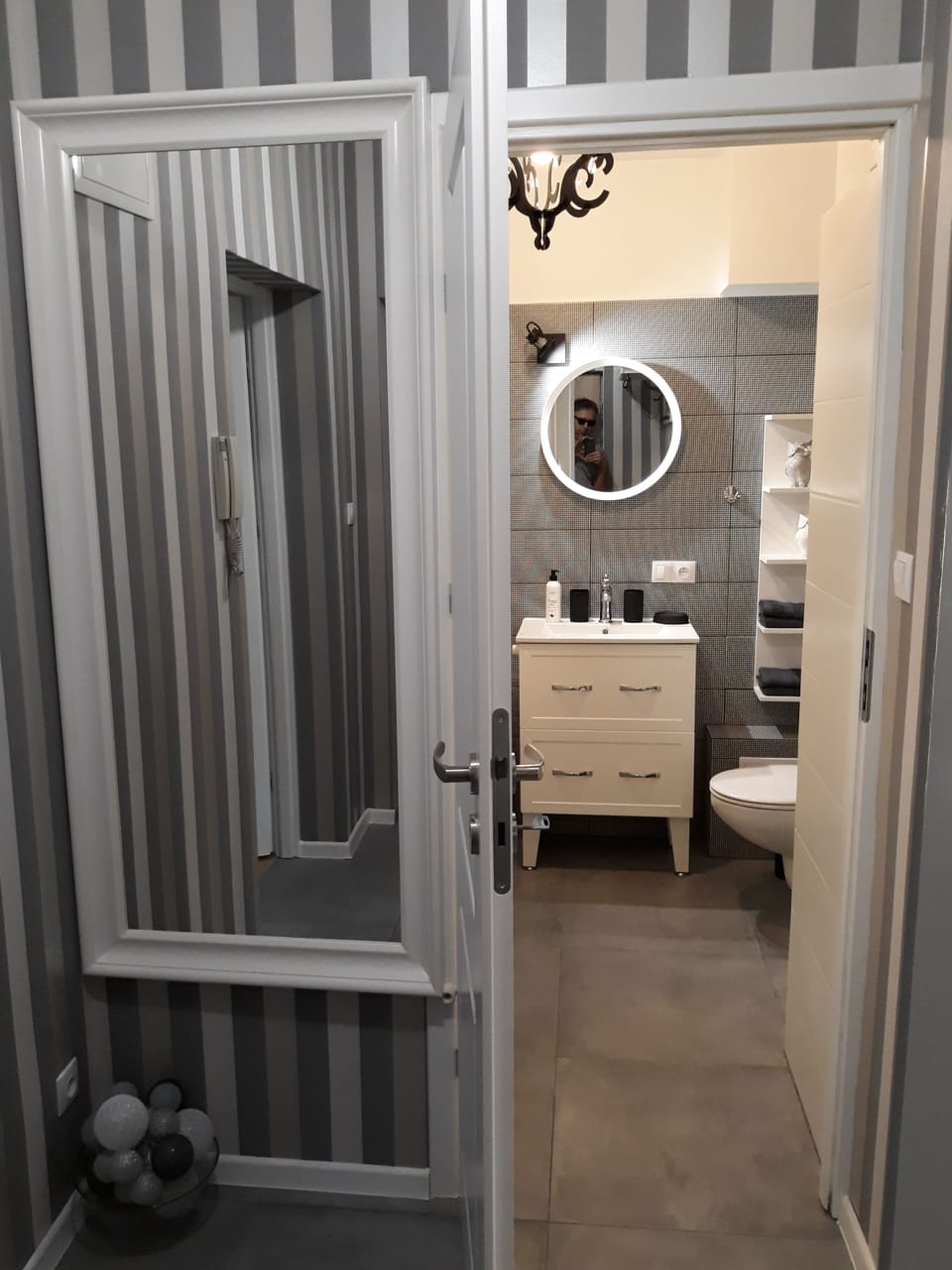 Apartment, 2 Bedrooms | Bathroom | Combined shower/tub, free toiletries, hair dryer, towels