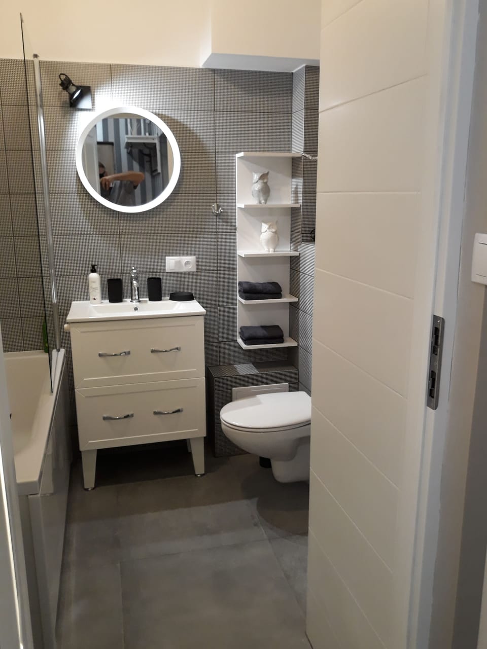 Apartment, 2 Bedrooms | Bathroom | Combined shower/tub, free toiletries, hair dryer, towels