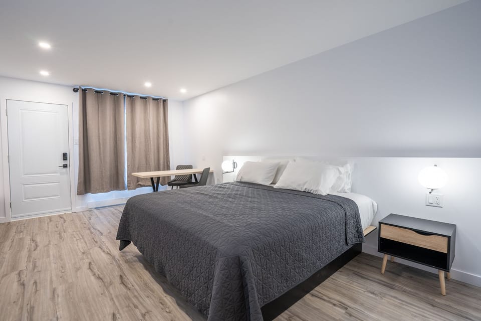 Prestige King | Blackout drapes, free WiFi, bed sheets
