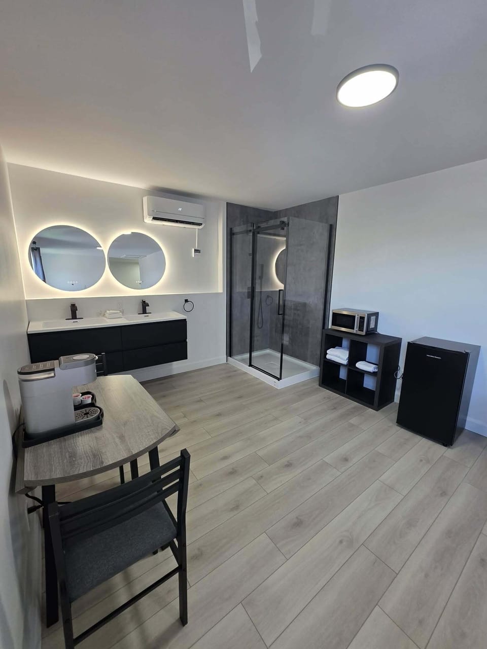 Suite, 1 King Bed | Blackout drapes, WiFi (free), bed sheets