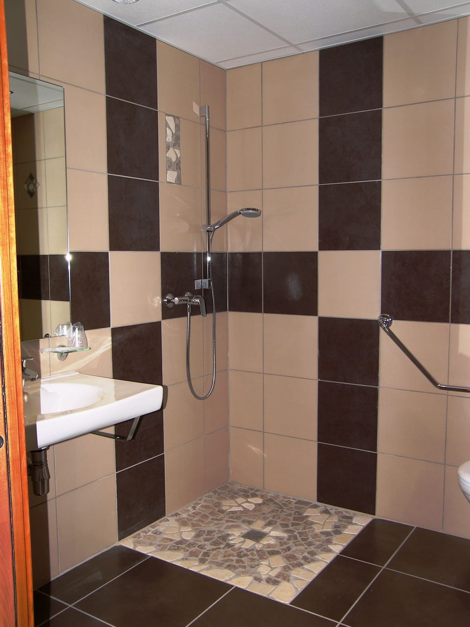 Twin Room | Bathroom | Shower, deep soaking tub, free toiletries, hair dryer