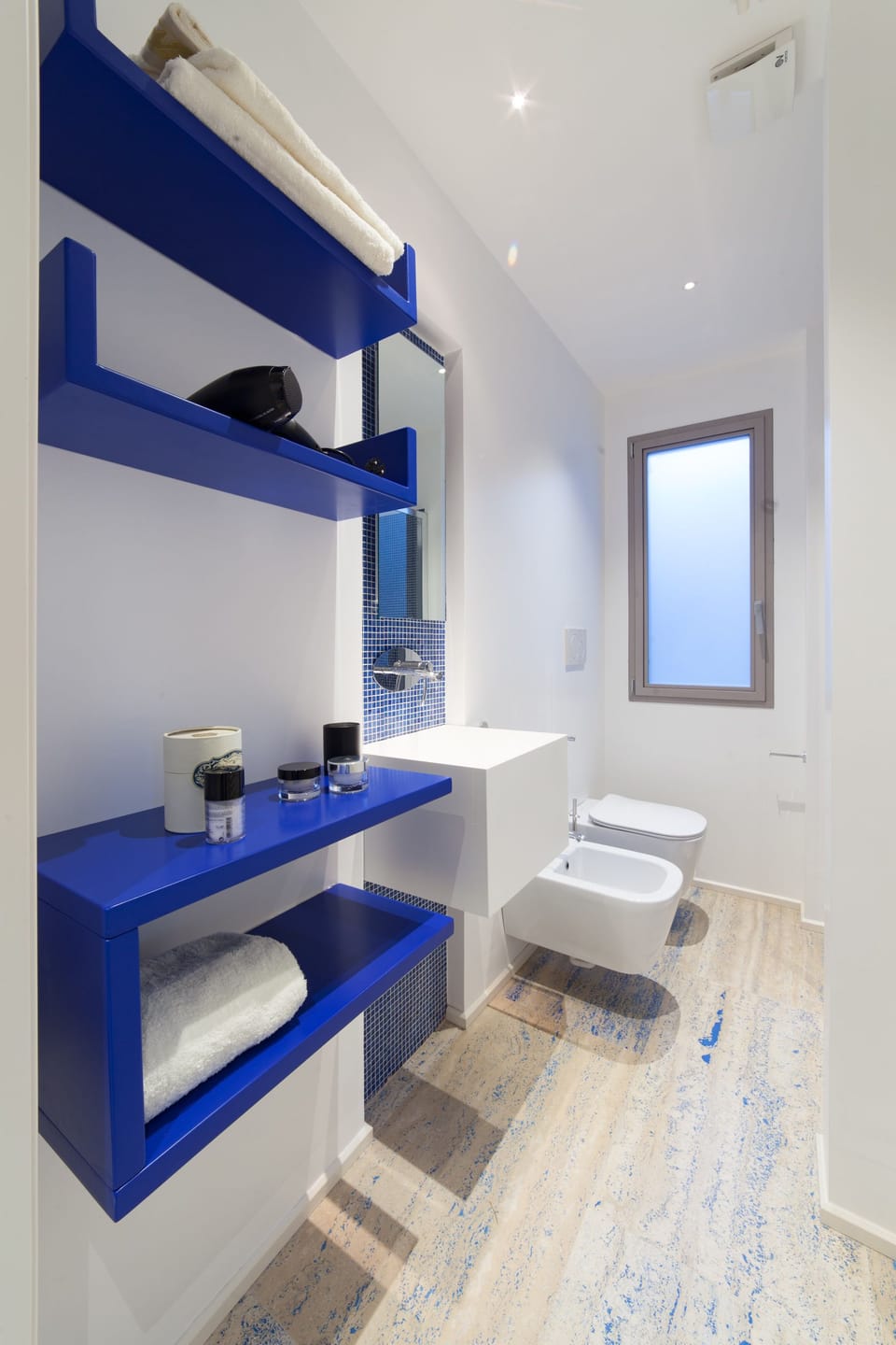 Junior Room, 1 Queen Bed, Terrace | Bathroom | Shower, free toiletries, hair dryer, bidet