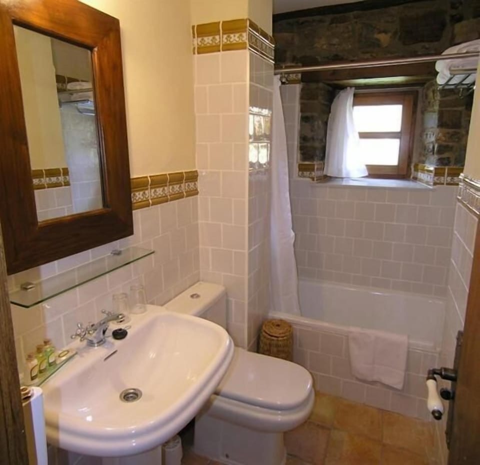 Shower, free toiletries, towels