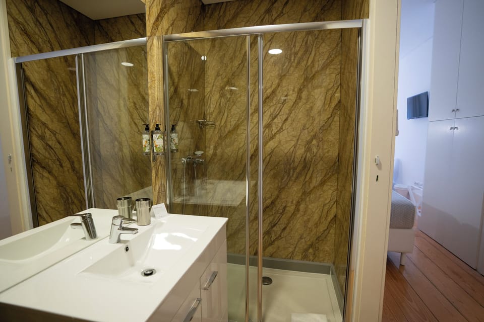 Deluxe Quadruple Room | Bathroom | Shower, free toiletries, hair dryer, towels