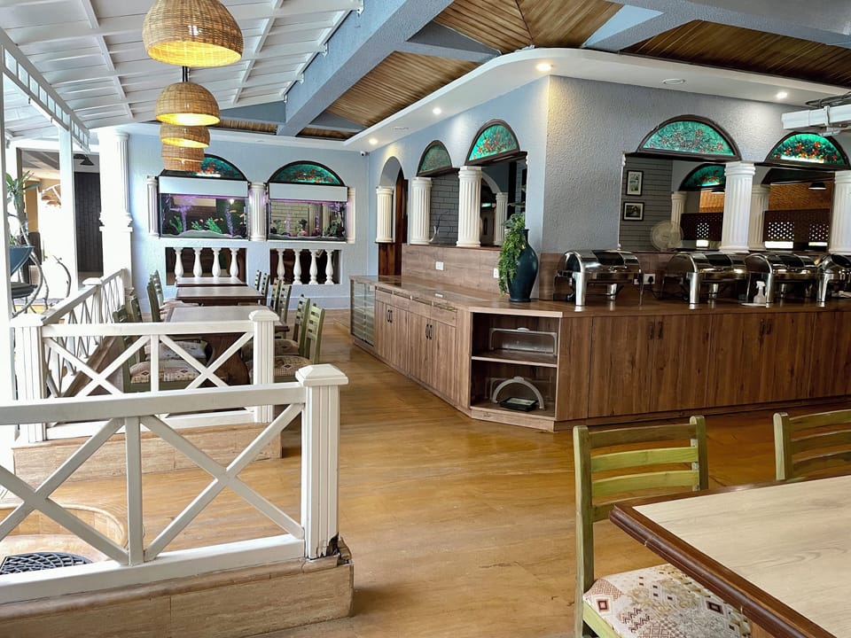 2 restaurants; breakfast, lunch, and dinner served