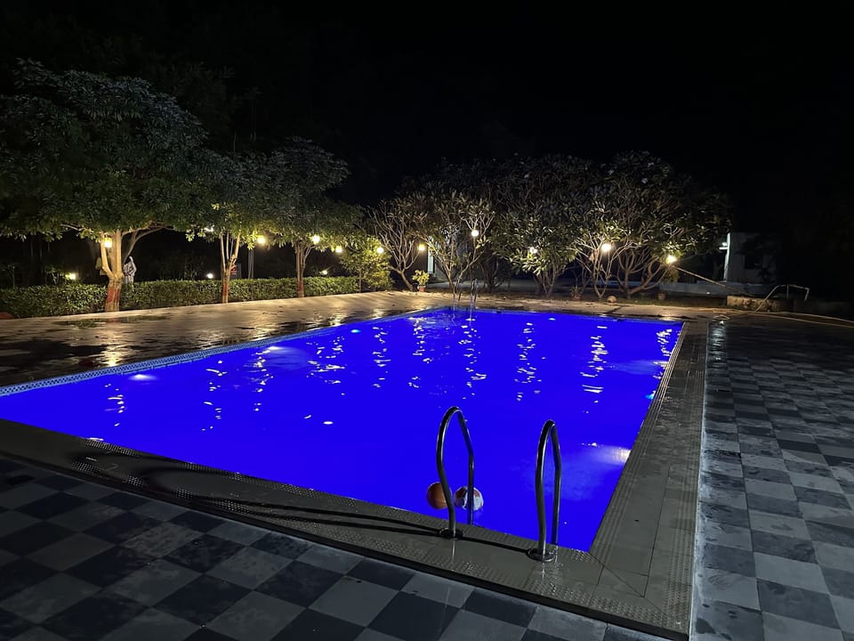 Indoor/outdoor pool