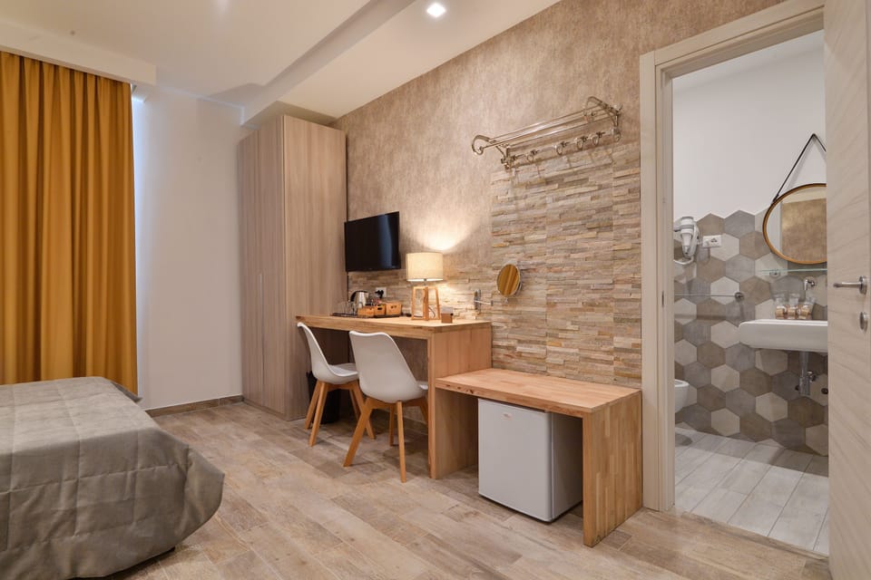 Triple Room | Minibar, desk, soundproofing, WiFi (free)