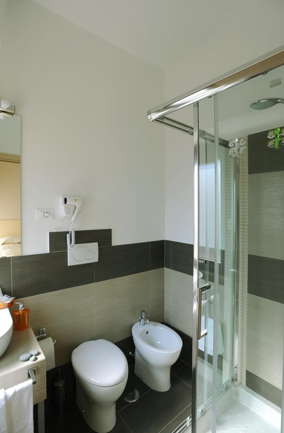 Shower, free toiletries, towels