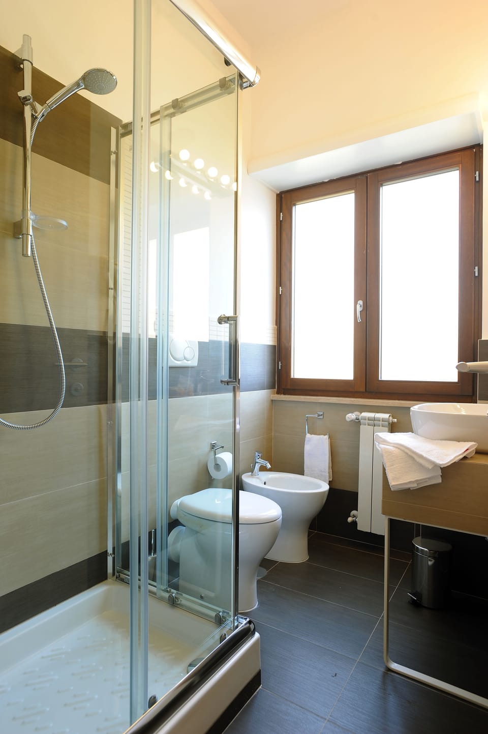 Double Room | Bathroom | Shower, free toiletries, towels