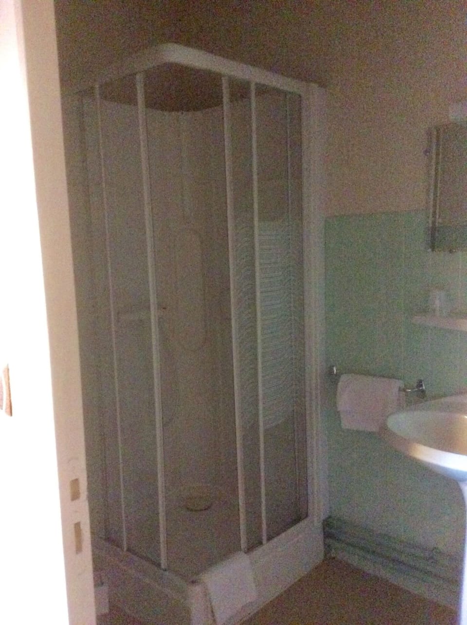 Single Room | Bathroom | Hair dryer, towels