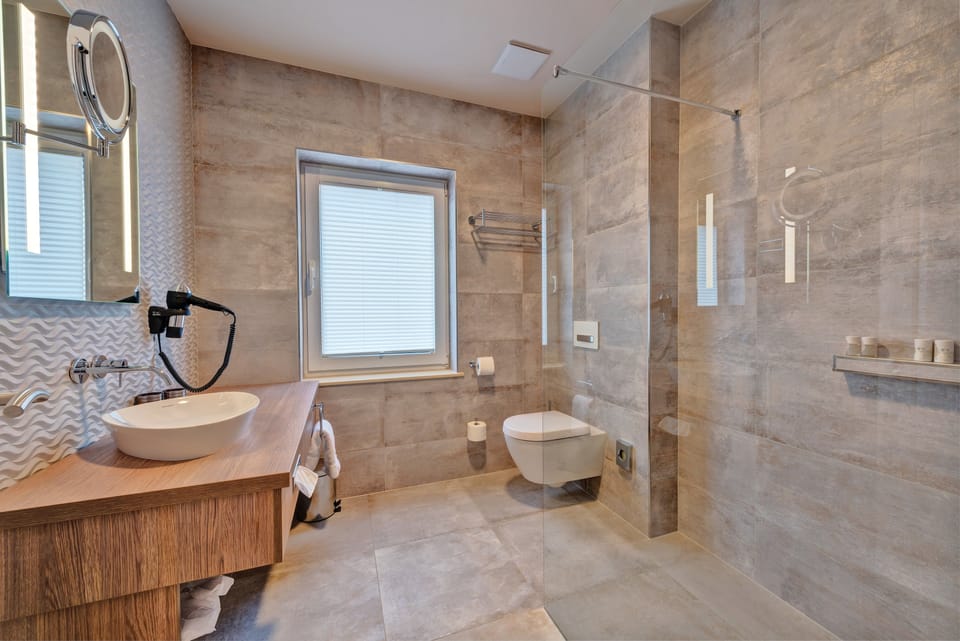 Shower, rainfall showerhead, free toiletries, hair dryer