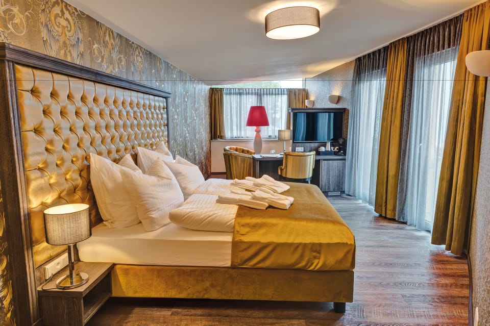 Junior Double Room, Non Smoking (Gold) | Minibar, in-room safe, individually decorated, desk