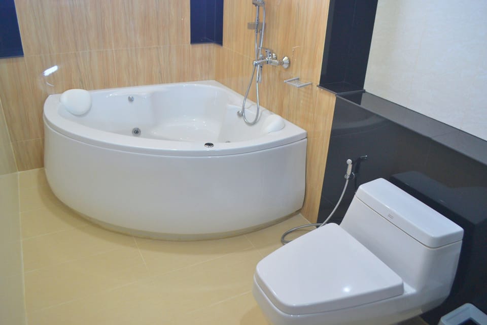 Deluxe Room with Jacuzzi | Deep soaking bathtub