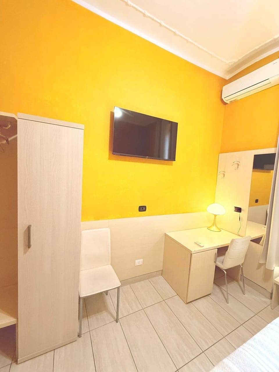 Desk, laptop workspace, soundproofing, free WiFi