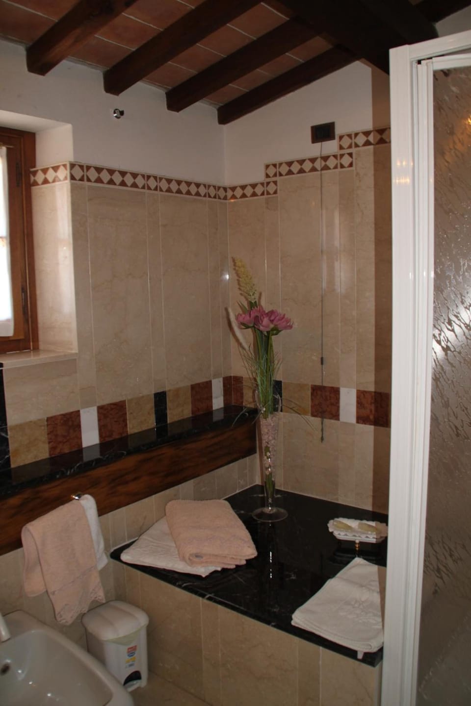 Shower, free toiletries, hair dryer, bidet