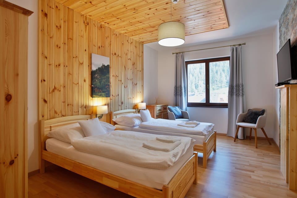 Twin Room (Borovica) | Cribs/infant beds, free WiFi