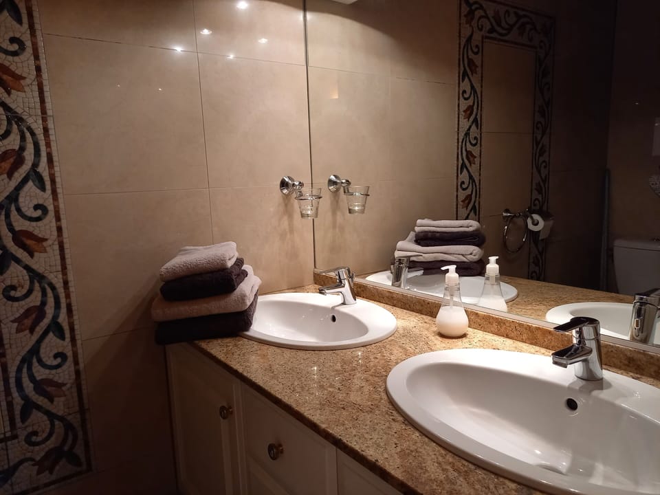 Comfort Cottage, 1 Bedroom, Garden View | Bathroom | Shower, hair dryer, towels