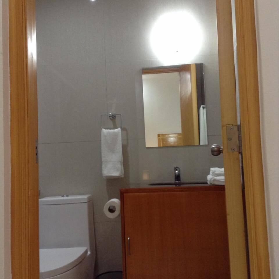 Single Room | Bathroom | Shower, free toiletries, hair dryer (on request), towels