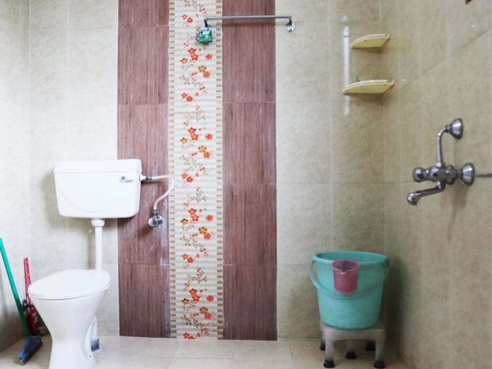 Family Suite | Bathroom | Shower, free toiletries, towels