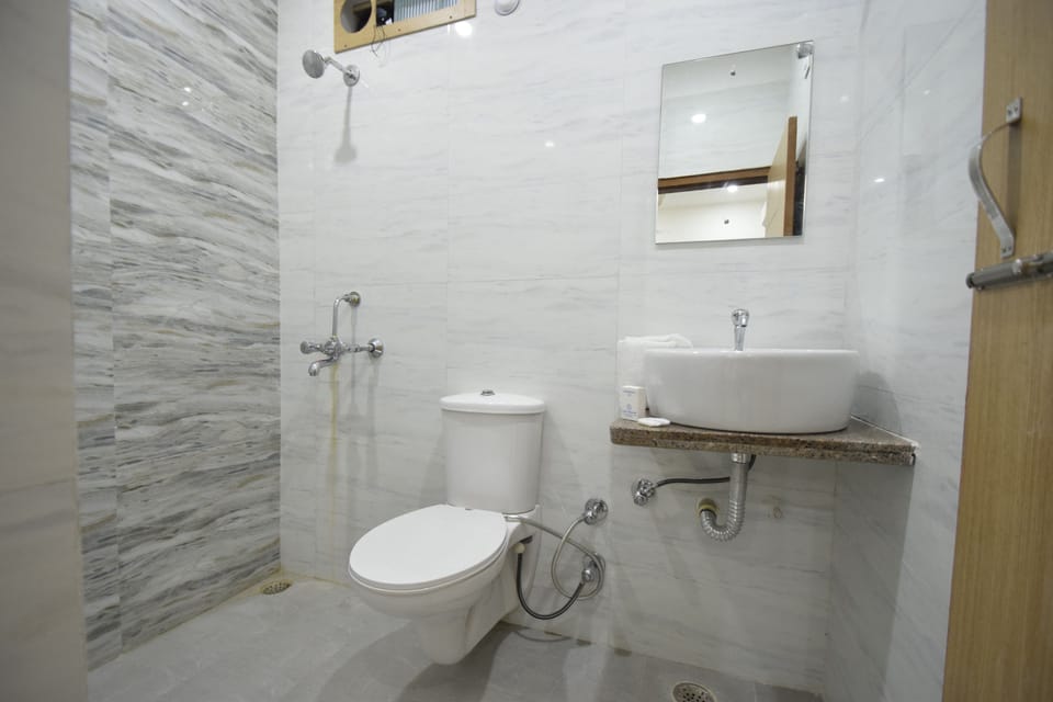 Executive Single AC Rooms  | Bathroom | Shower, free toiletries, towels, soap