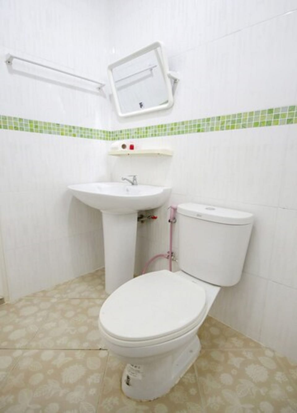 Standard Double Room | Bathroom | Shower, towels, soap, shampoo