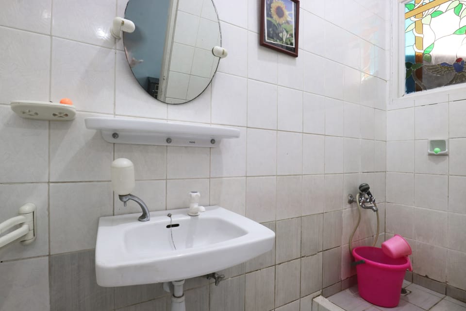 Standard Room | Bathroom | Free toiletries, hair dryer, towels